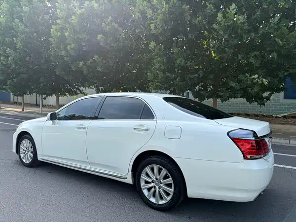 Toyota Crown 2014