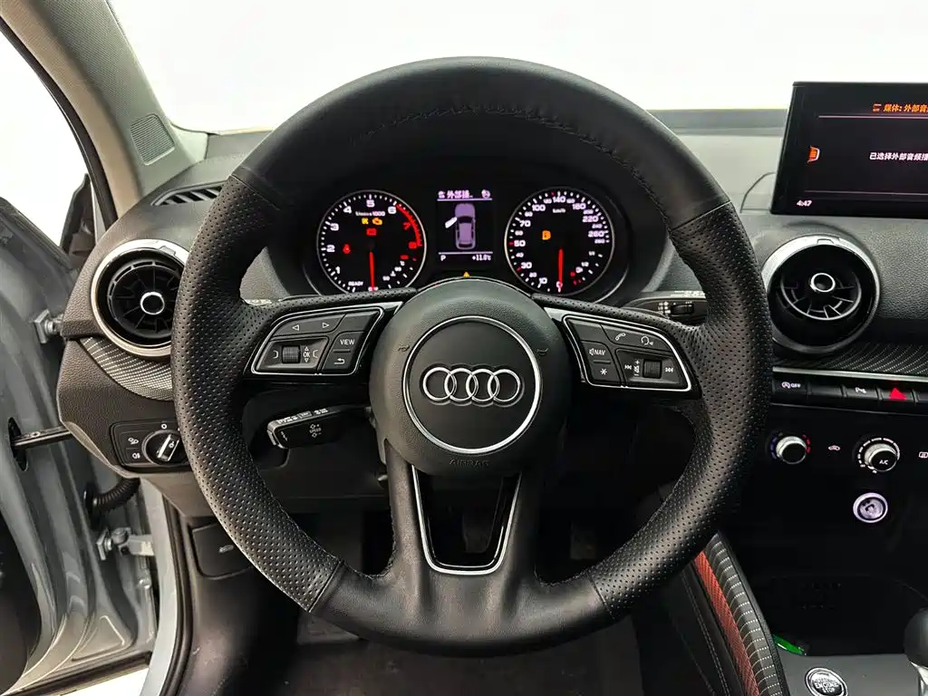 Audi Q2L 2021 — фото 11