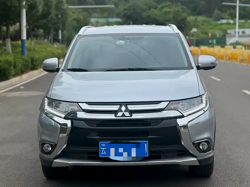 Mitsubishi Outlander 2017 — фото 2