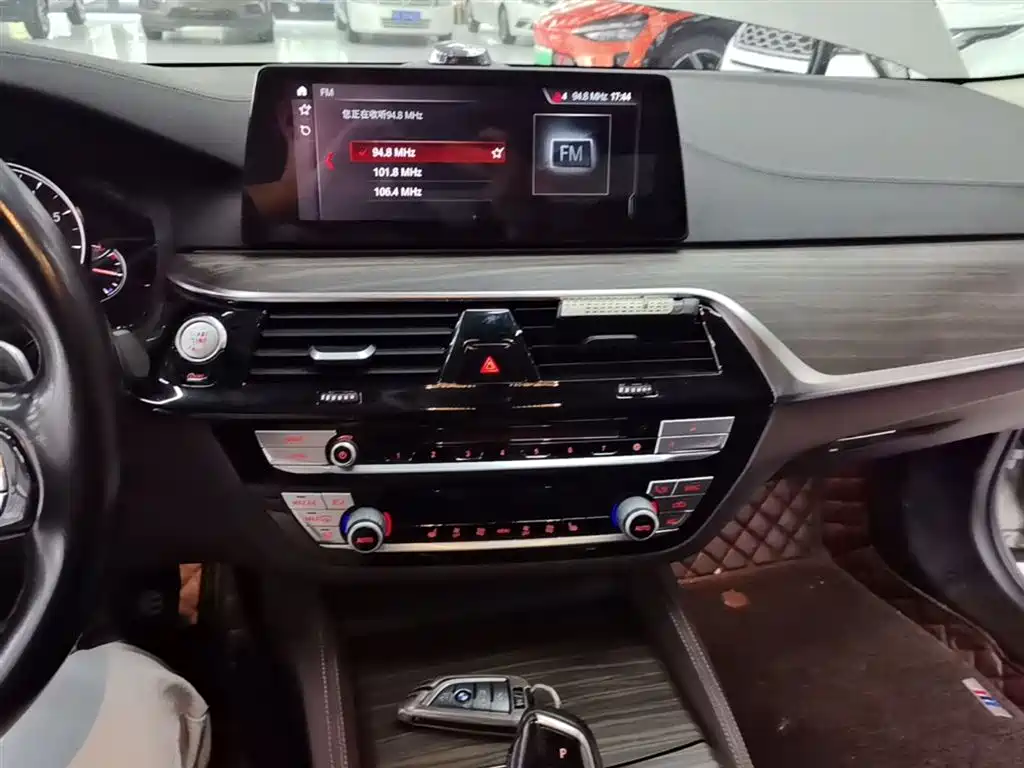 BMW 5 Series 2018 — фото 13