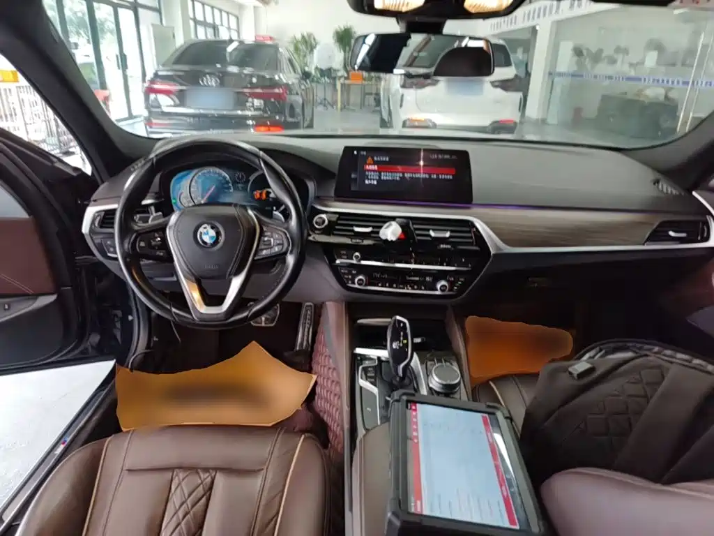 BMW 5 Series 2018 — фото 10