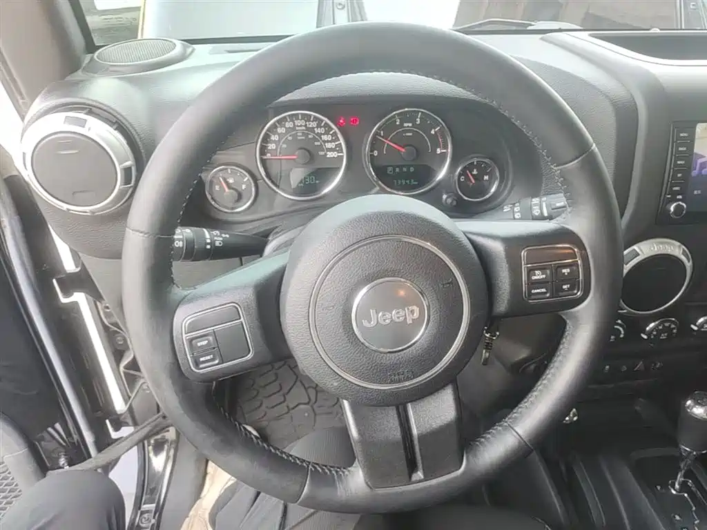Jeep Wrangler 2016 — фото 11