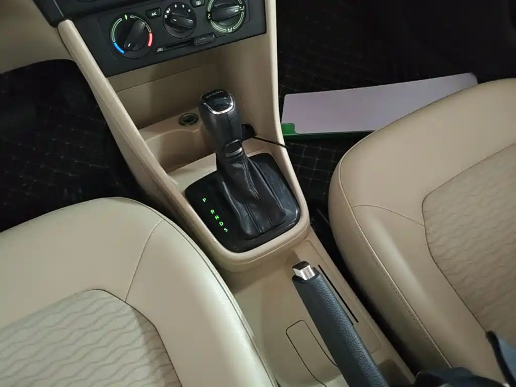 Skoda Rapid 2015 — фото 14