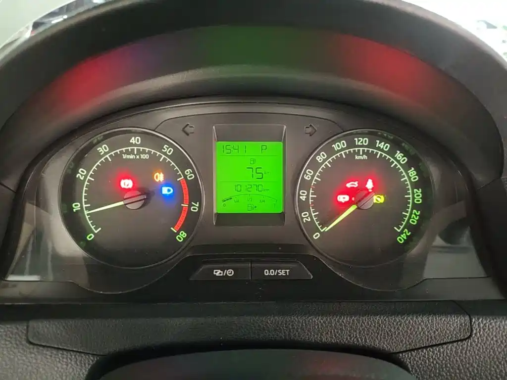Skoda Rapid 2015 — фото 12