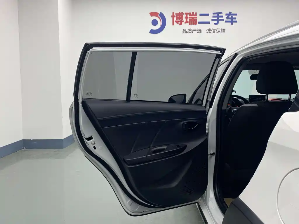 Toyota Yaris L 2022 — фото 16