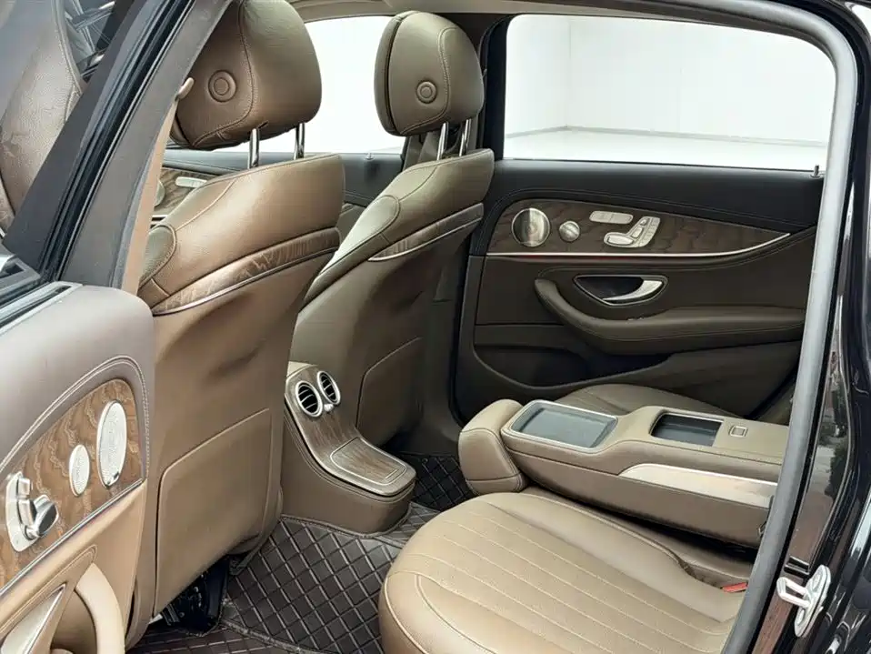 Mercedes-Benz E-Class 2023 — фото 6