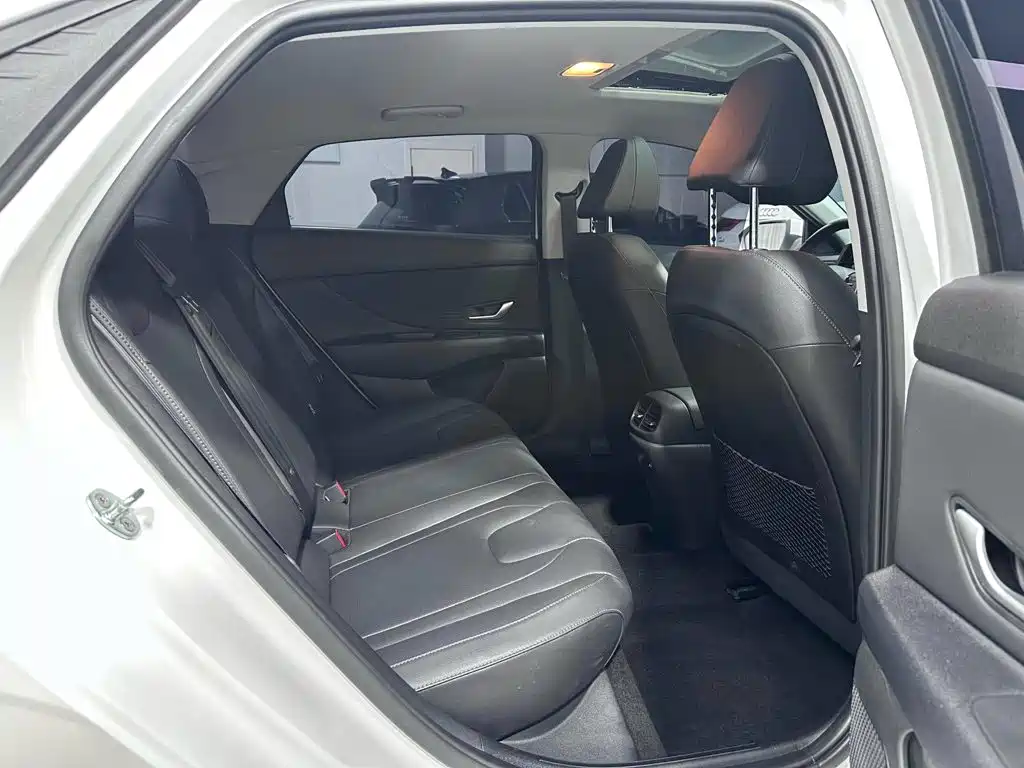 Hyundai Elantra 2023 — фото 17