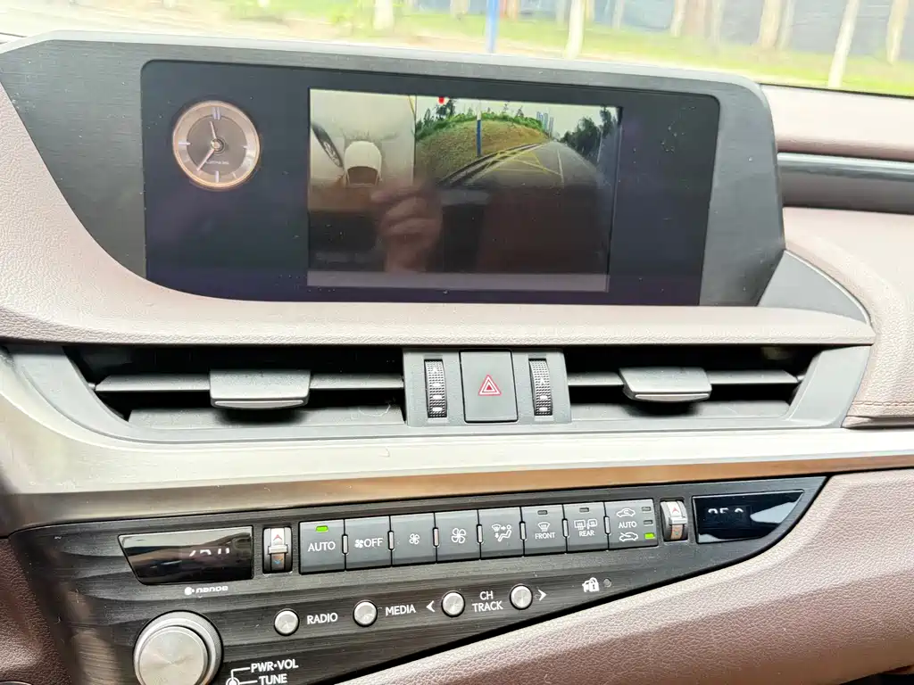 Lexus ES 2020 — фото 15