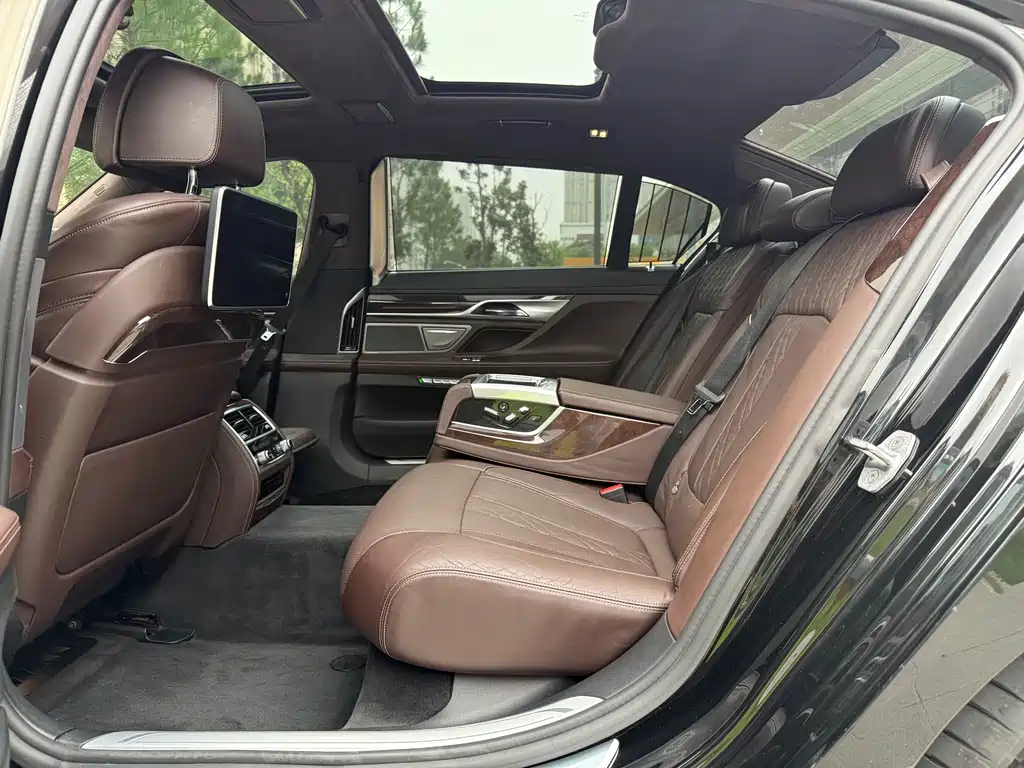 BMW 7 Series 2016 — фото 12