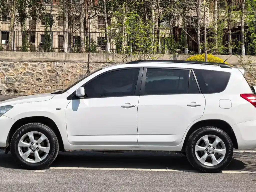 Toyota RAV4 2013 — фото 3