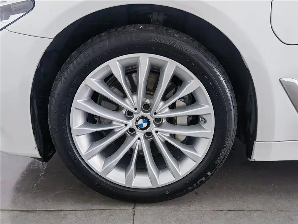 BMW 5 Series New Energy 2019 — фото 17