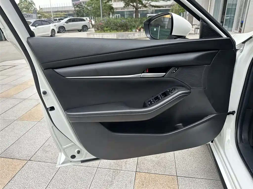 Mazda 3 Axela 2021 — фото 20