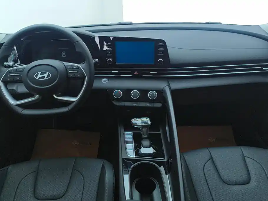 Hyundai Elantra 2025 — фото 12