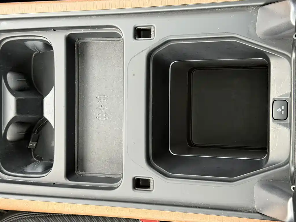 Land Rover Defender 2023 — фото 12