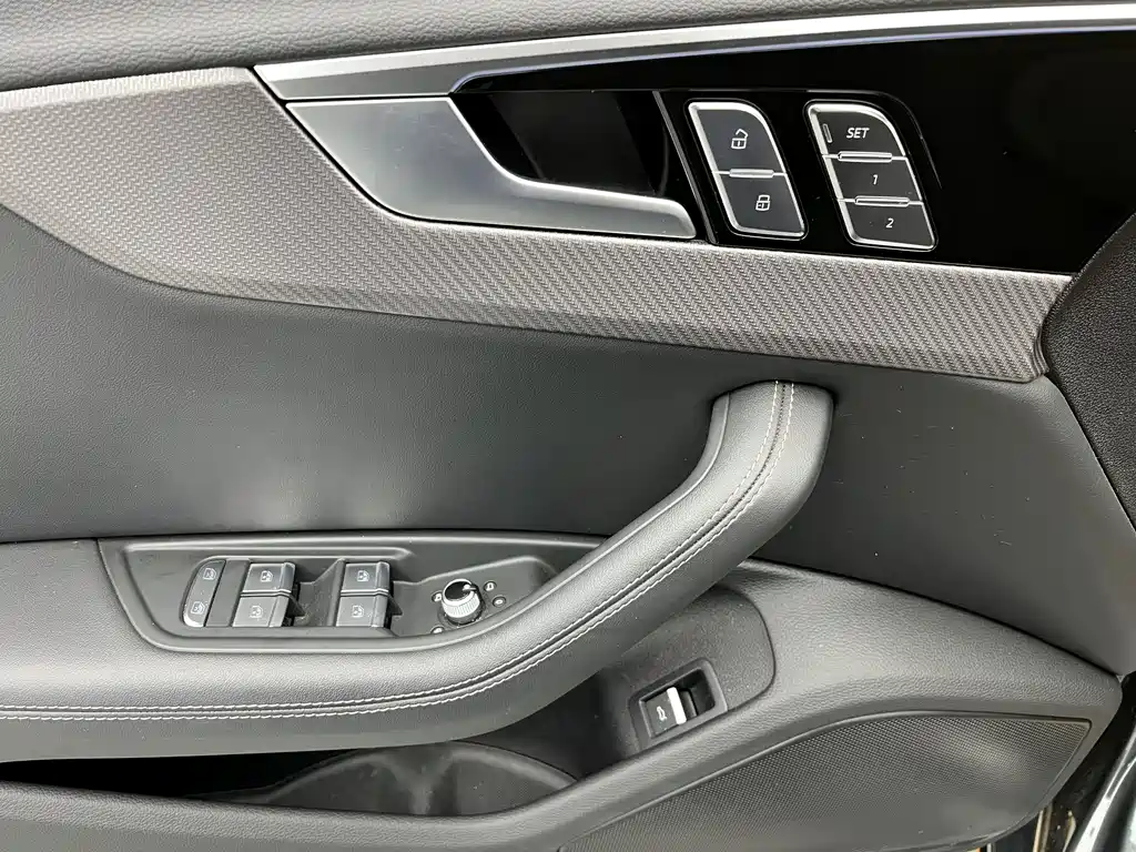 Audi A4L 2024 — фото 12