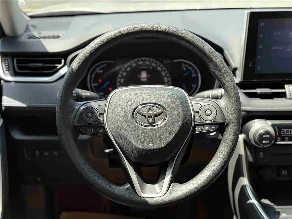 Toyota RAV4 2022 — фото 28