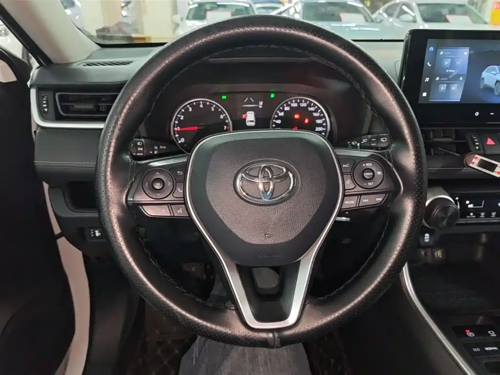 Toyota RAV4 2024 — фото 11