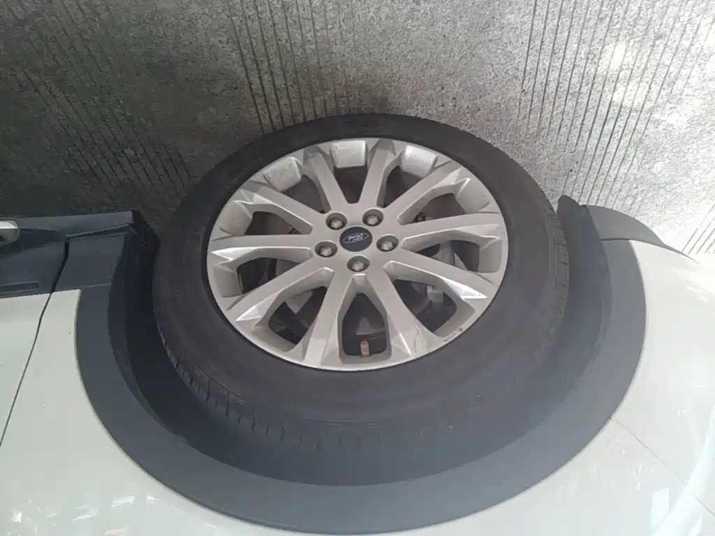 Ford Kuga 2015 — фото 23