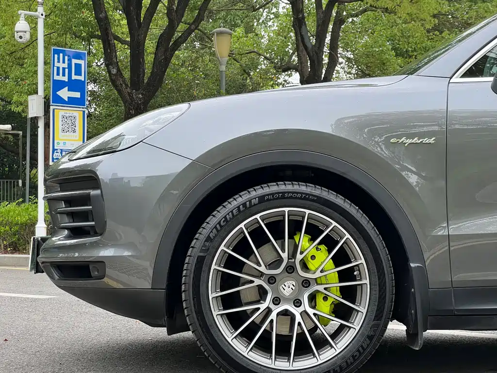Porsche Cayenne Hybrid 2021 — фото 28