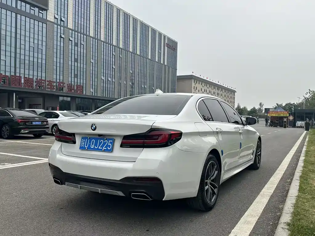 BMW 5 Series 2021 — фото 9