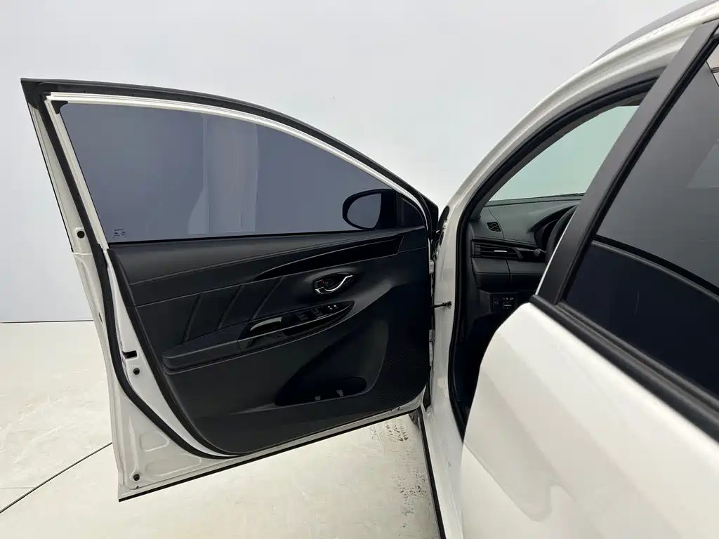Toyota Yaris L 2021 — фото 21