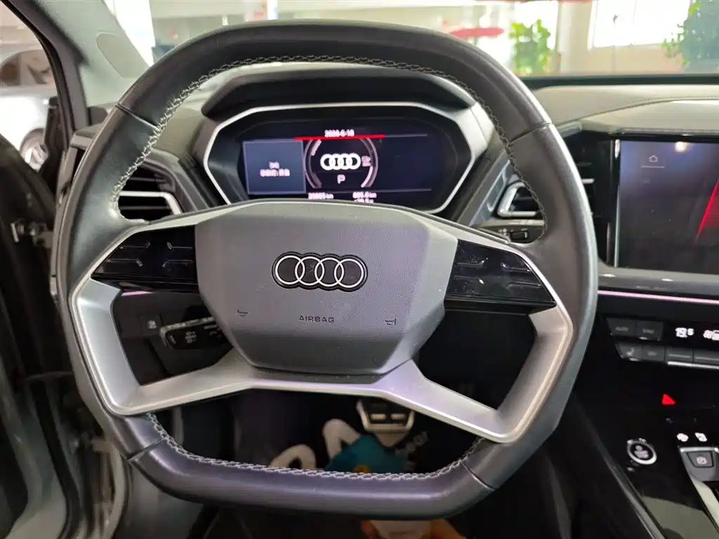 Audi Q4 e-tron 2024 — фото 13