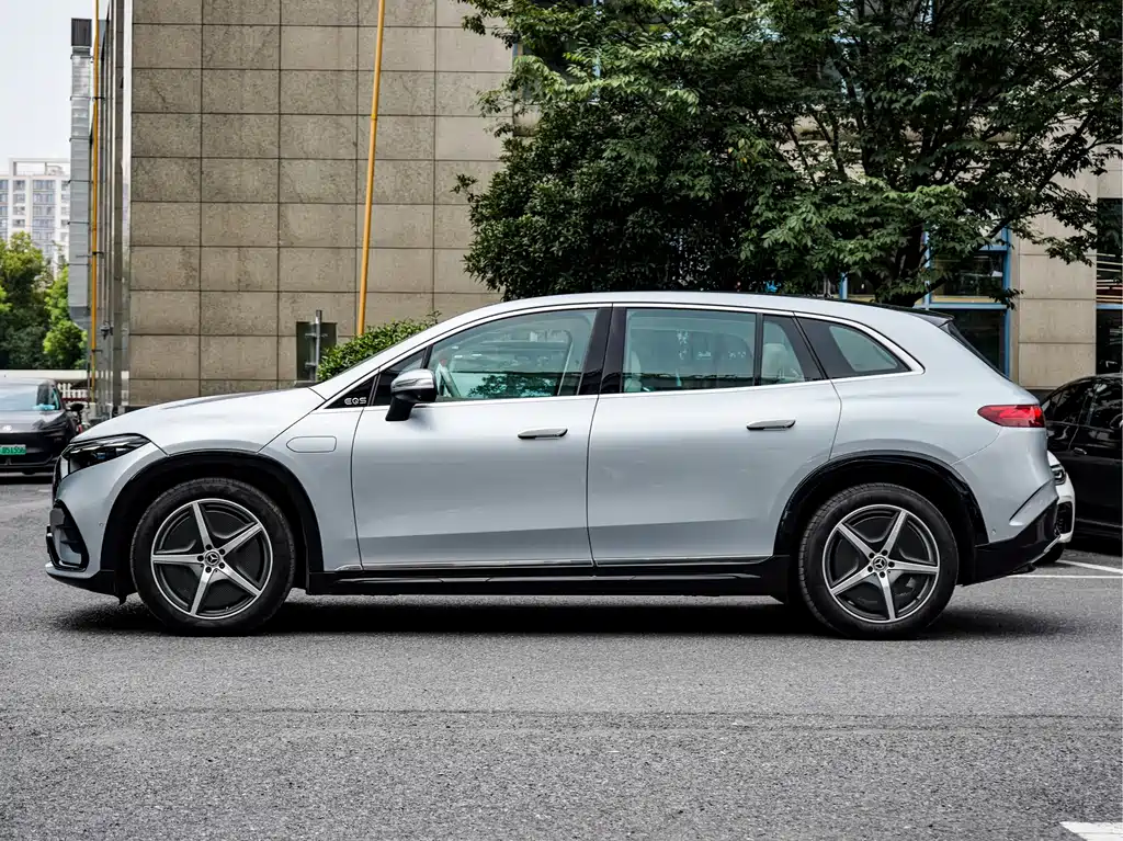 Mercedes-Benz EQS SUV 2023 — фото 3