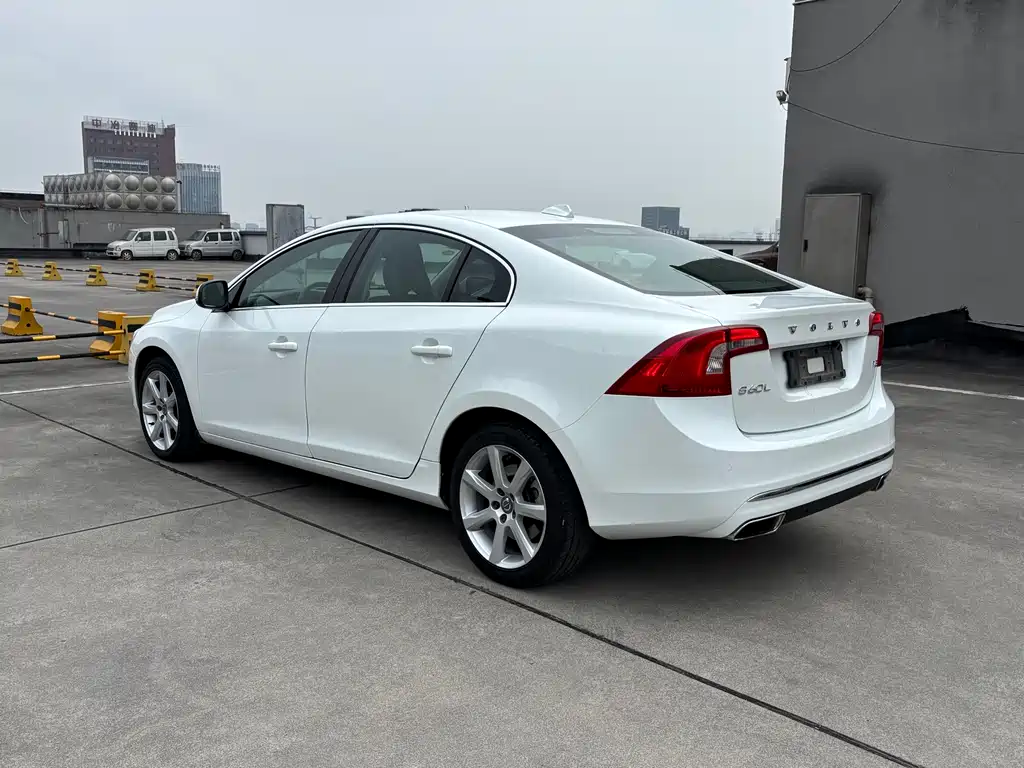 Volvo S60 2016 — фото 15
