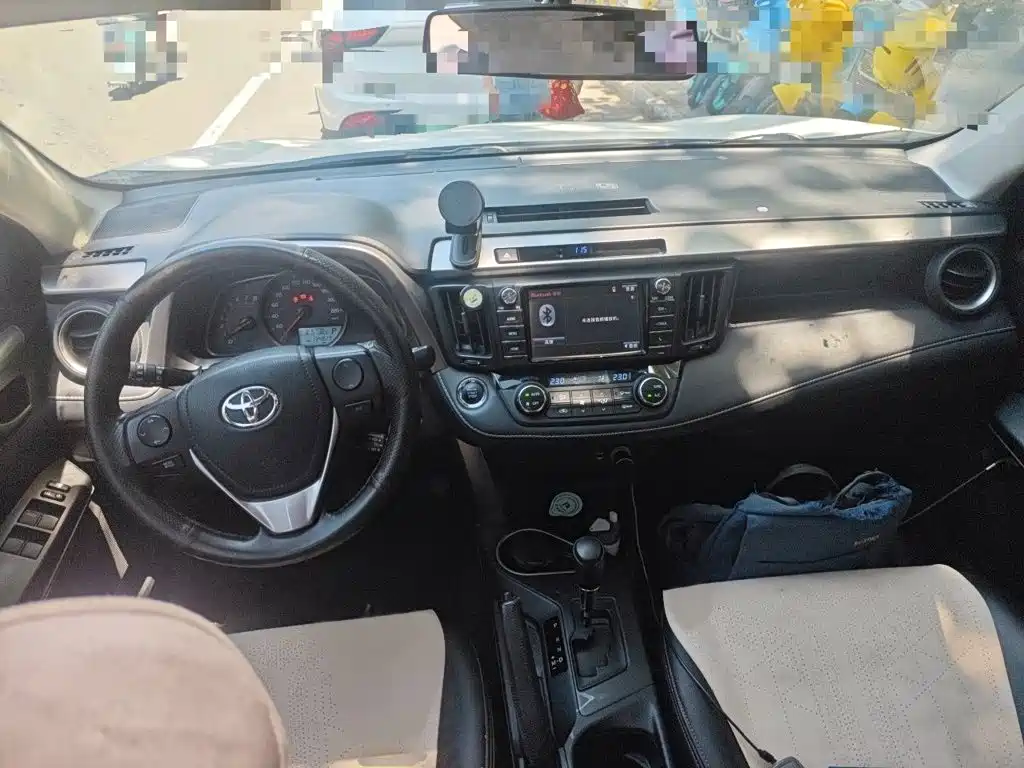 Toyota RAV4 2017 — фото 13