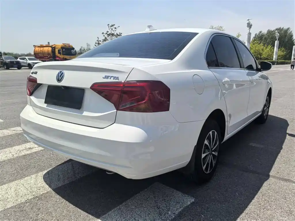 Volkswagen Jetta 2018 — фото 11