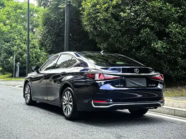 Lexus ES 2023