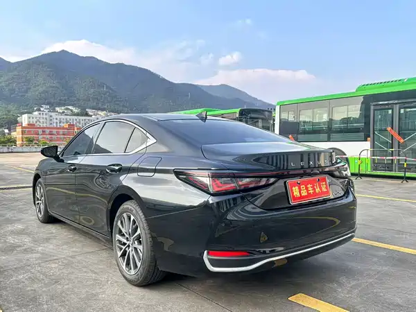 Lexus ES 2025