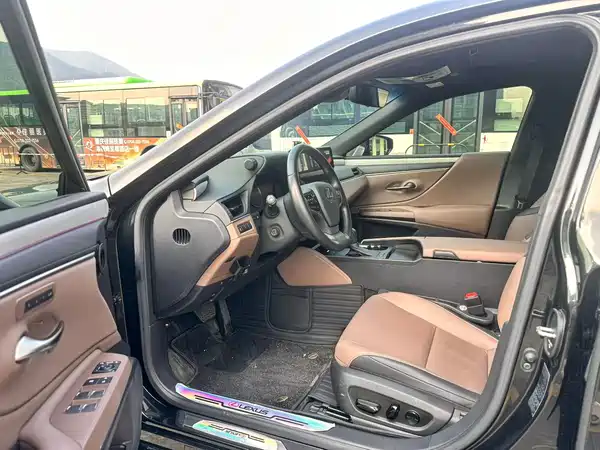 Lexus ES 2025