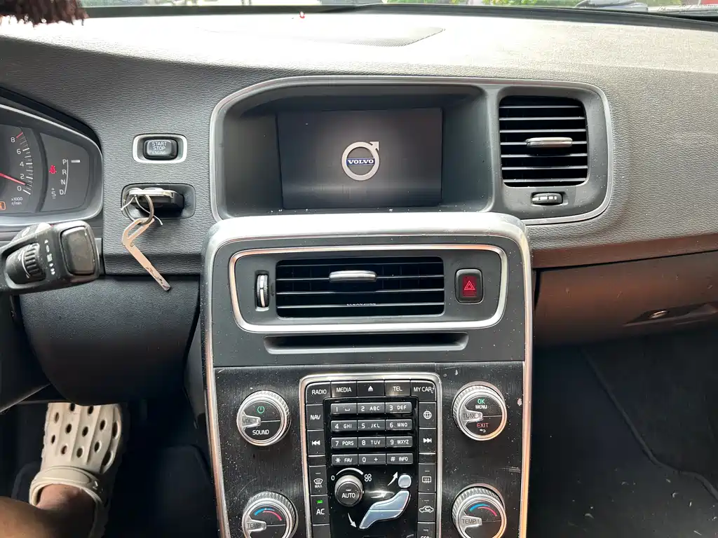 Volvo S60 2018 — фото 10