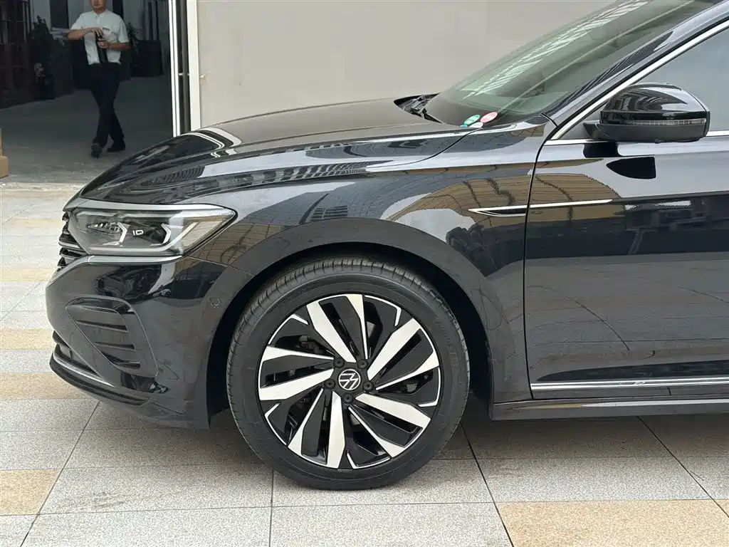 Volkswagen Passat 2023 — фото 17