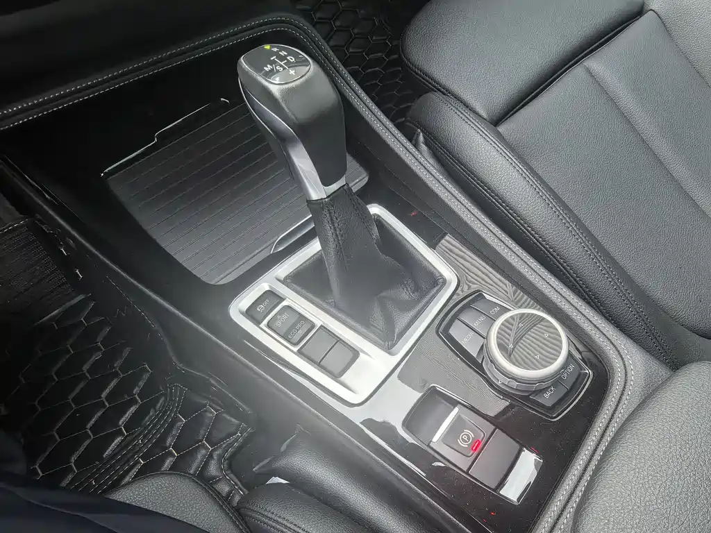 BMW 1 Series 2018 — фото 15