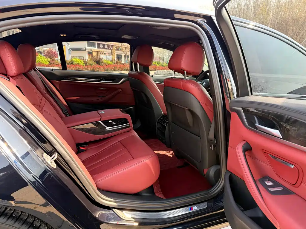 BMW 5 Series 2019 — фото 10