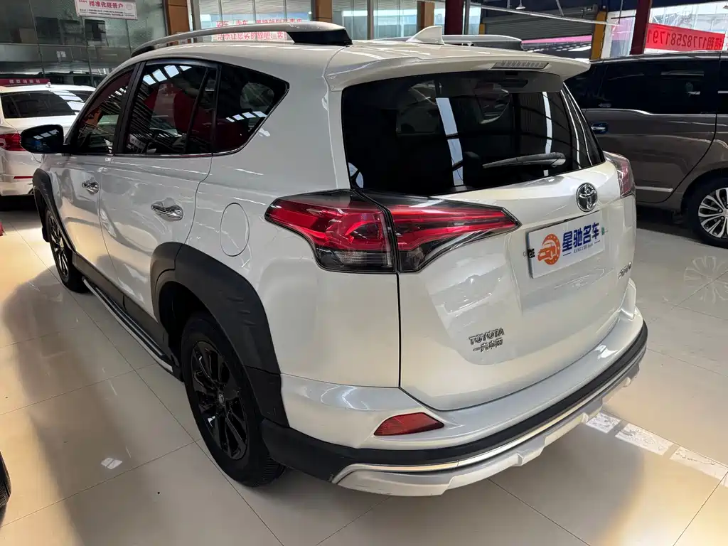 Toyota RAV4 2019 — фото 15