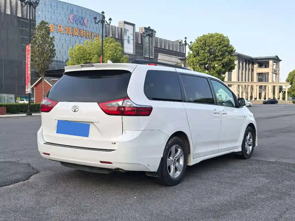 Toyota Sienna 2019 — фото 9