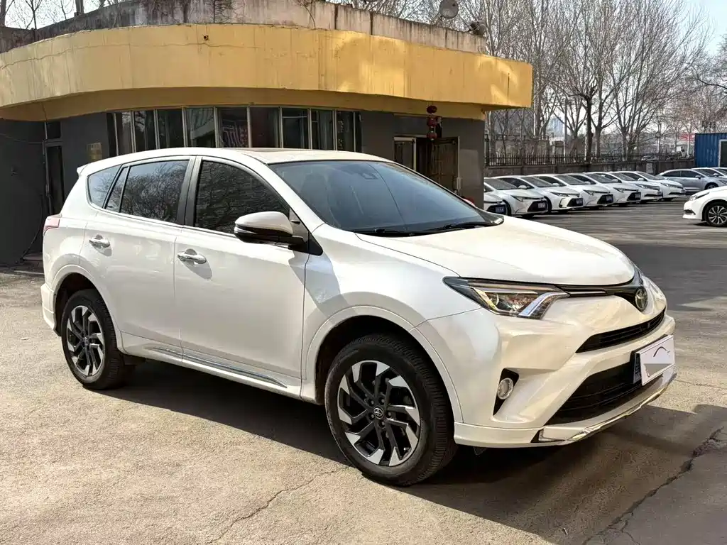 Toyota RAV4 2018 — фото 3