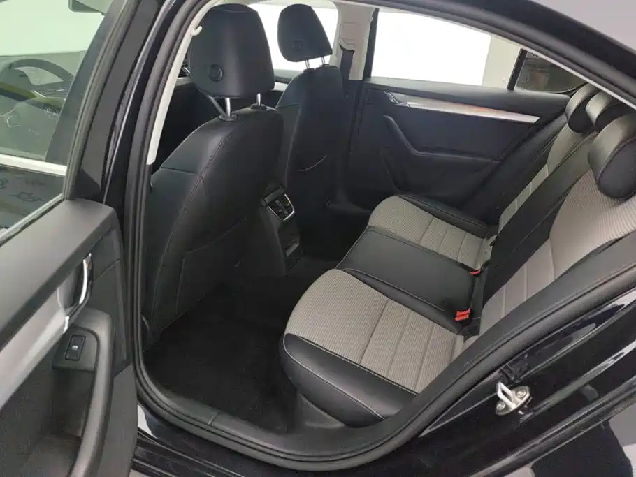 Skoda Octavia 2015 — фото 11