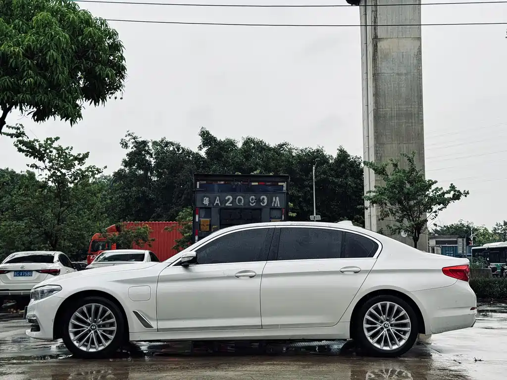 BMW 5 Series New Energy 2019 — фото 8
