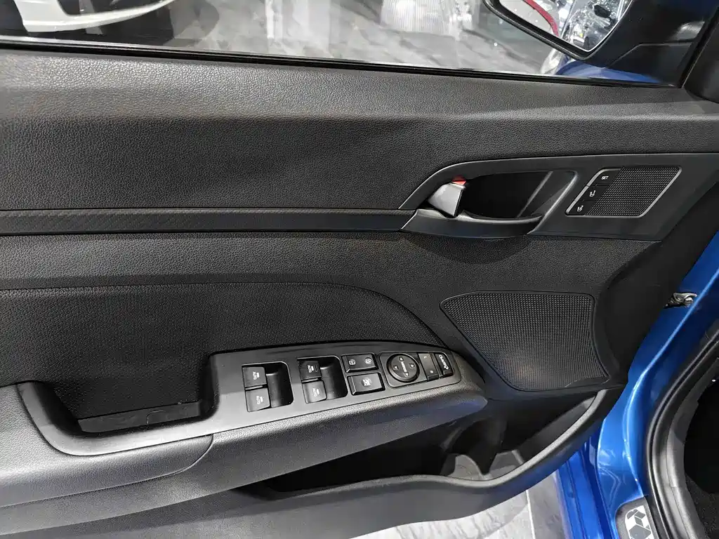 Hyundai Elantra 2017 — фото 26