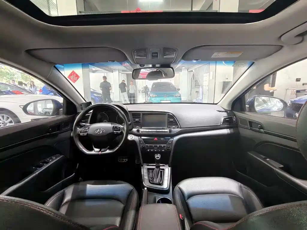 Hyundai Elantra 2017 — фото 18