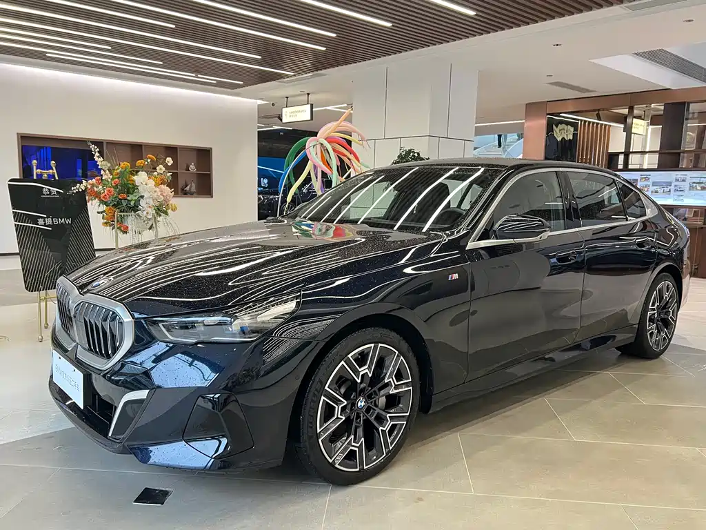 BMW 5 Series 2024 — фото 1