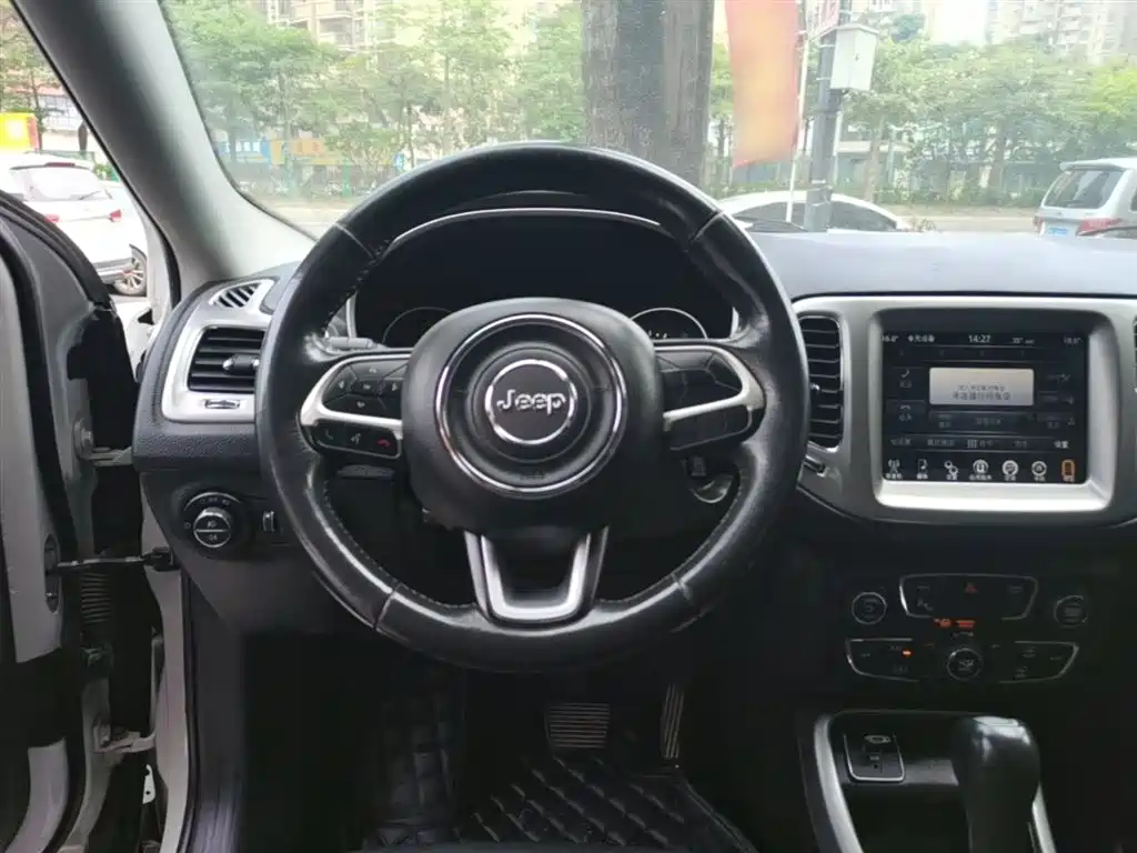 Jeep Compass 2017 — фото 11