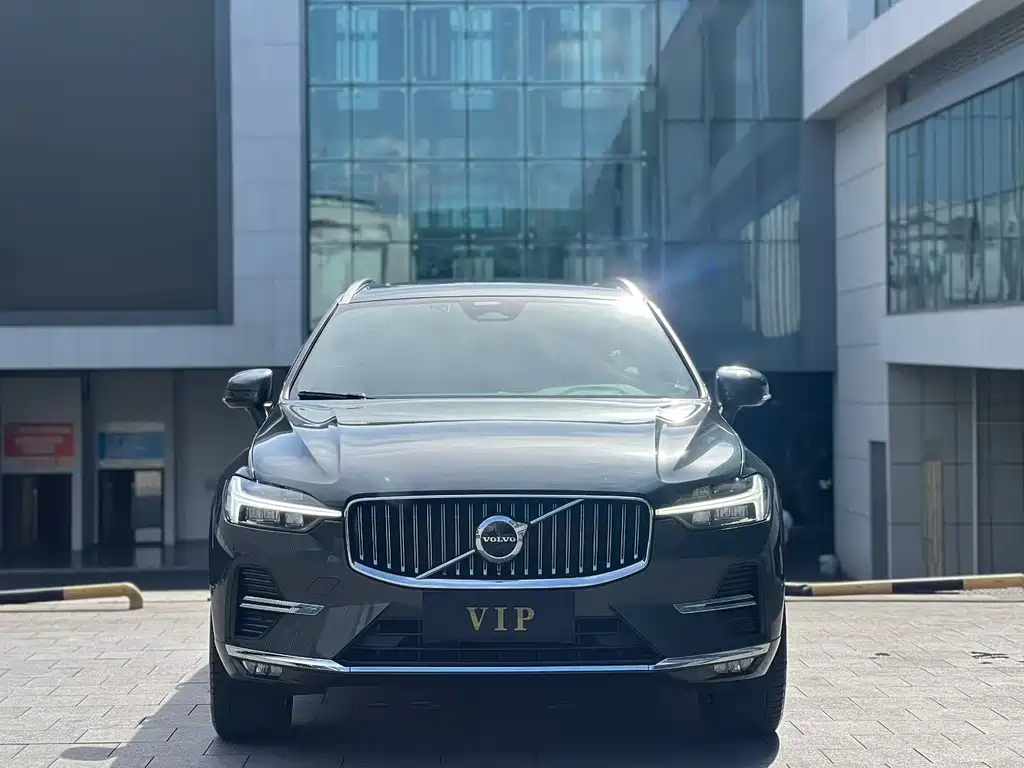 Volvo XC60 2021 — фото 1