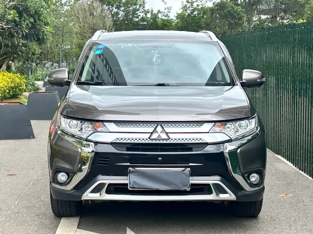 Mitsubishi Outlander 2019 — фото 2