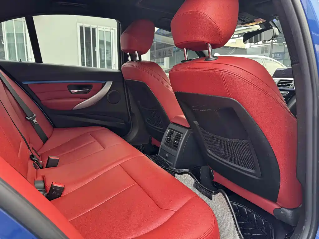 BMW 3 Series 2019 — фото 10