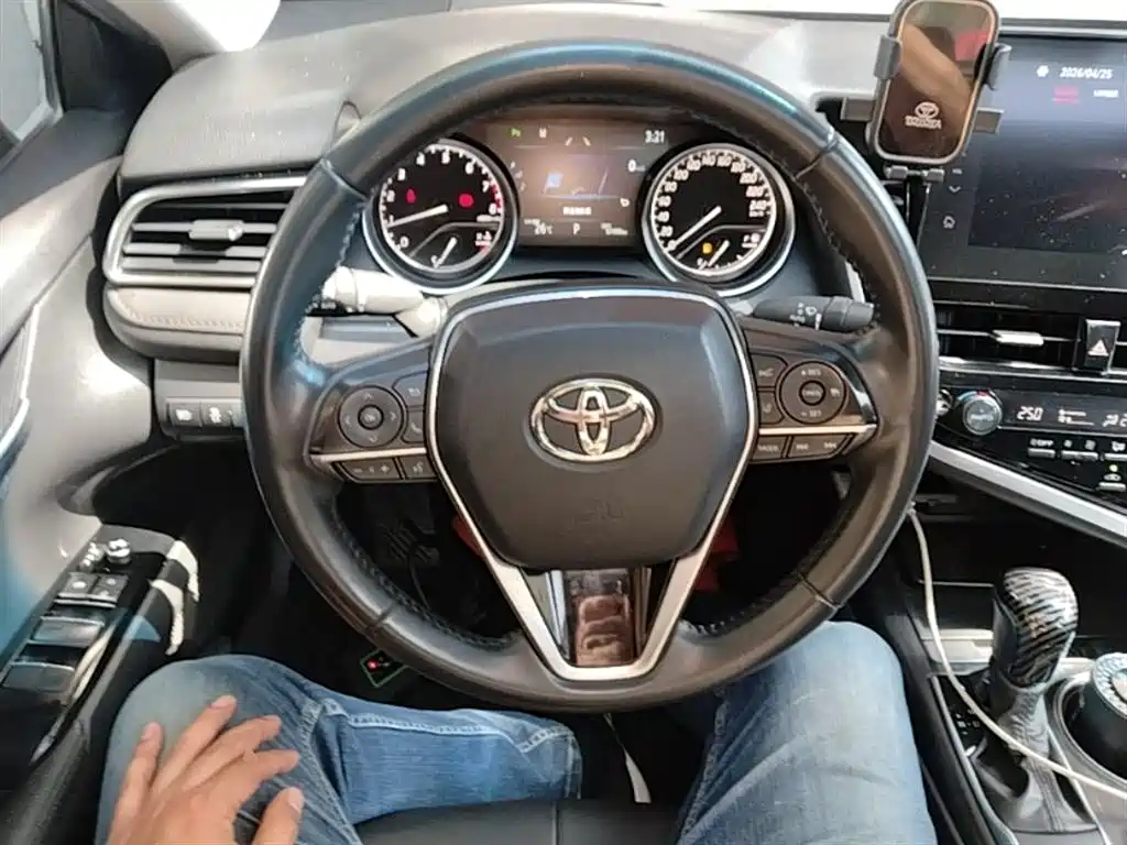 Toyota Camry 2022 — фото 11